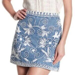 Alice + Olivia chambray denim white embroidery mini skirt size 4